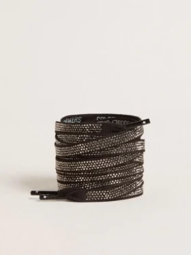 Svarta bomullsskosnören med silverfärgade Swarovski-kristaller och vit logotyp