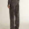Svarta damjeans med blommotiv
