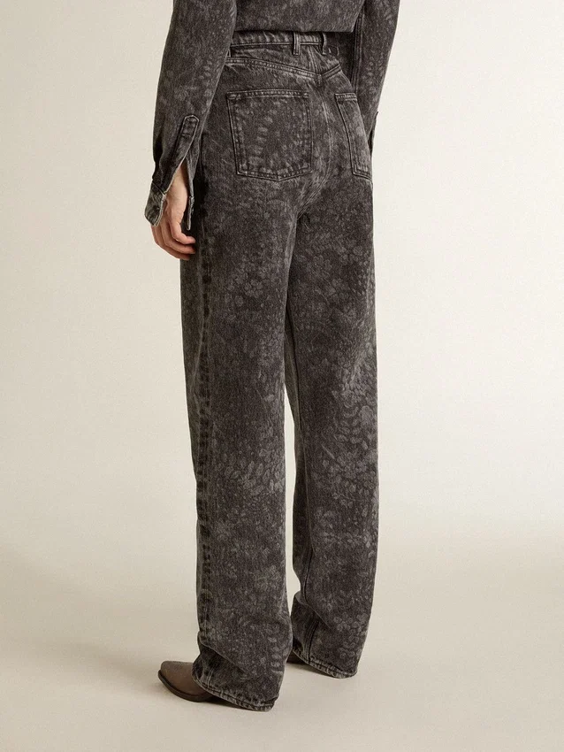 Svarta damjeans med blommotiv