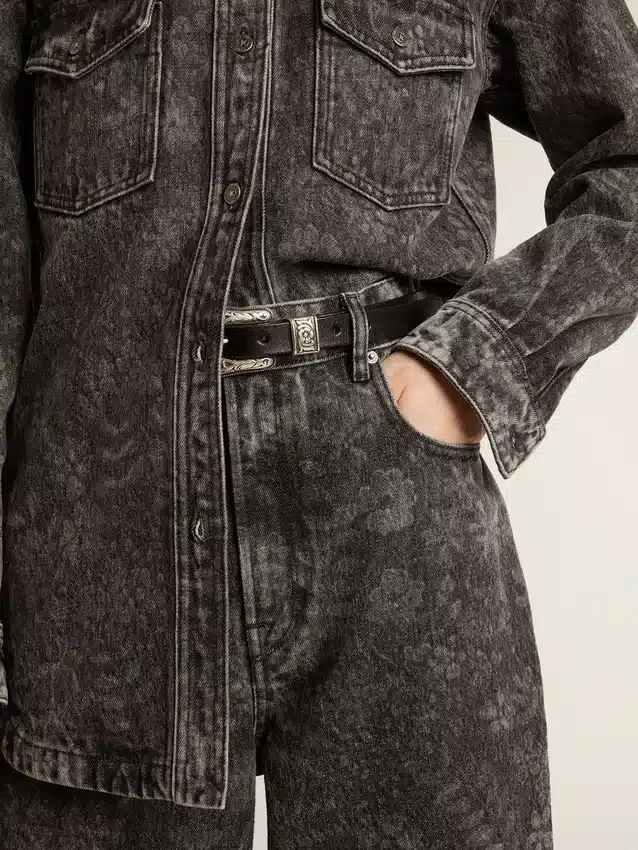Svarta damjeans med blommotiv