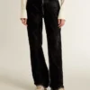 Svarta damjeans med en sammetliknande tvättad effekt
