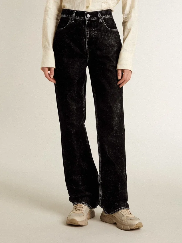 Svarta damjeans med en sammetliknande tvättad effekt