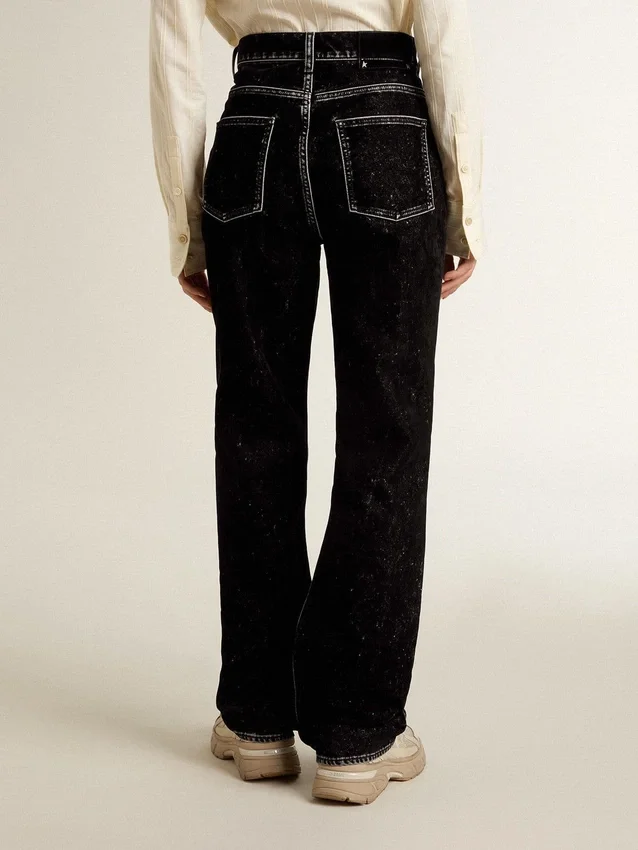 Svarta damjeans med en sammetliknande tvättad effekt