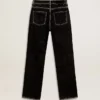 Svarta damjeans med en sammetliknande tvättad effekt