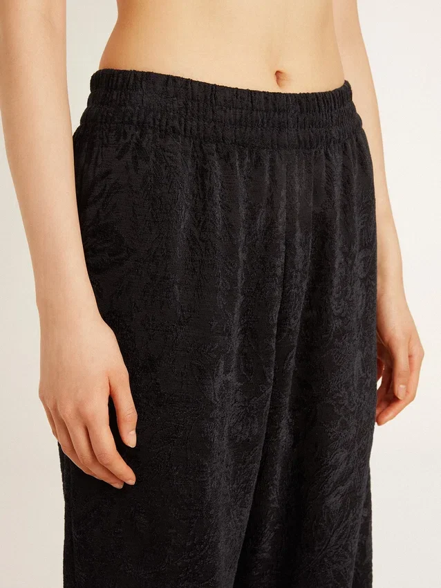 Svarta joggingbyxor för dam med ton-i-ton-mönster i toile de jouy-stil