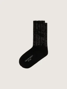 Svarta strumpor med slitna detaljer och strass