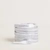 Swarovski-skosnören med kontrasterande grå logotyp
