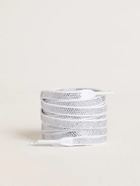 Swarovski-skosnören med kontrasterande grå logotyp