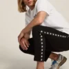 T-shirt från White Star Collection med kontrasterande svart logotyp och stjärna