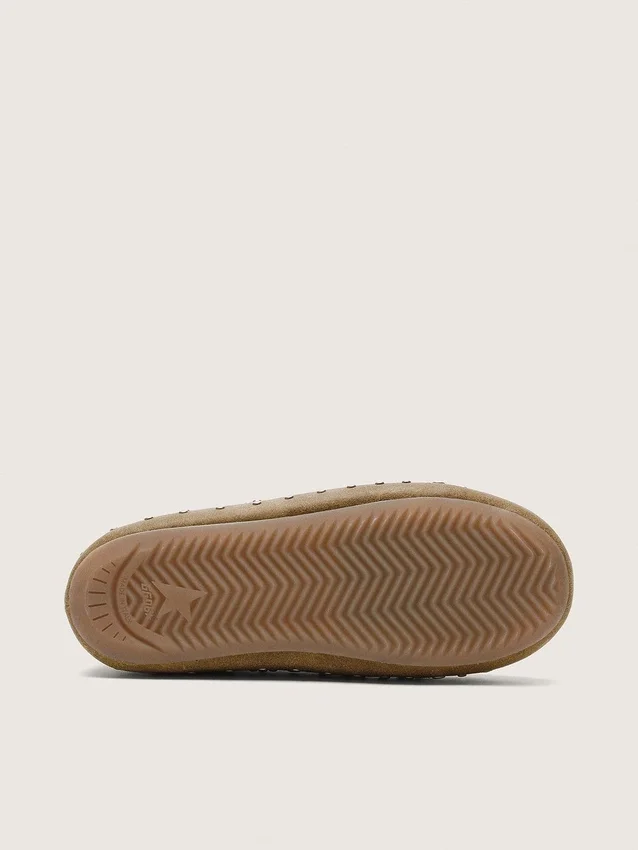 Tierra för dam i khakifärgat mocka med silverfärgade nitar