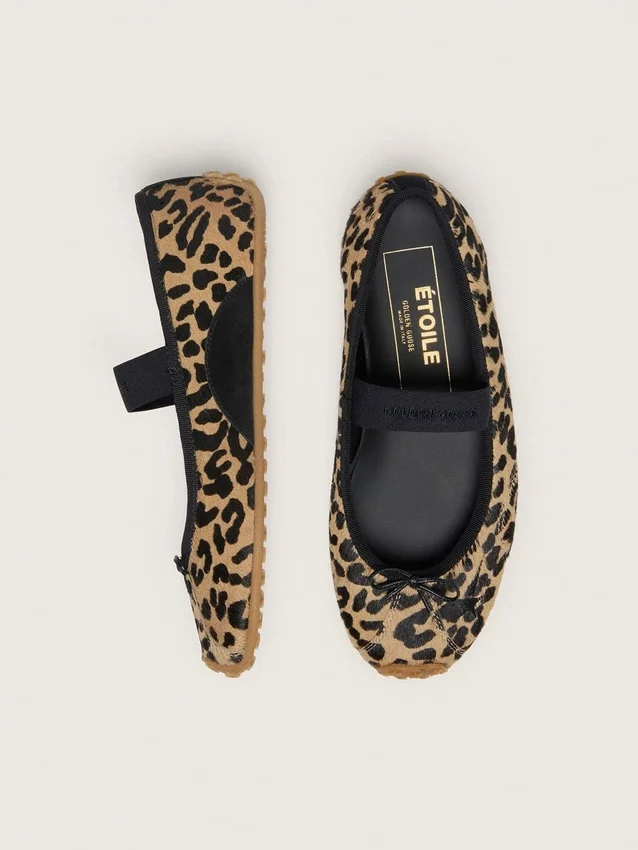 Étoile-ballerinaskor i ponnyskinn med leopardmönster, svart broderad stjärna och elastisk rem