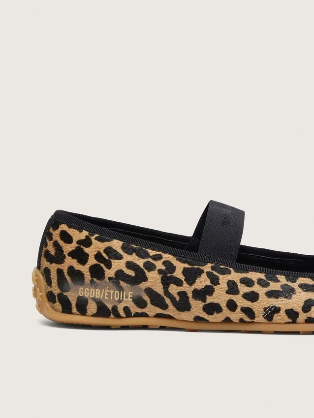 Étoile-ballerinaskor i ponnyskinn med leopardmönster, svart broderad stjärna och elastisk rem