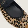 Étoile-ballerinaskor i ponnyskinn med leopardmönster, svart broderad stjärna och elastisk rem