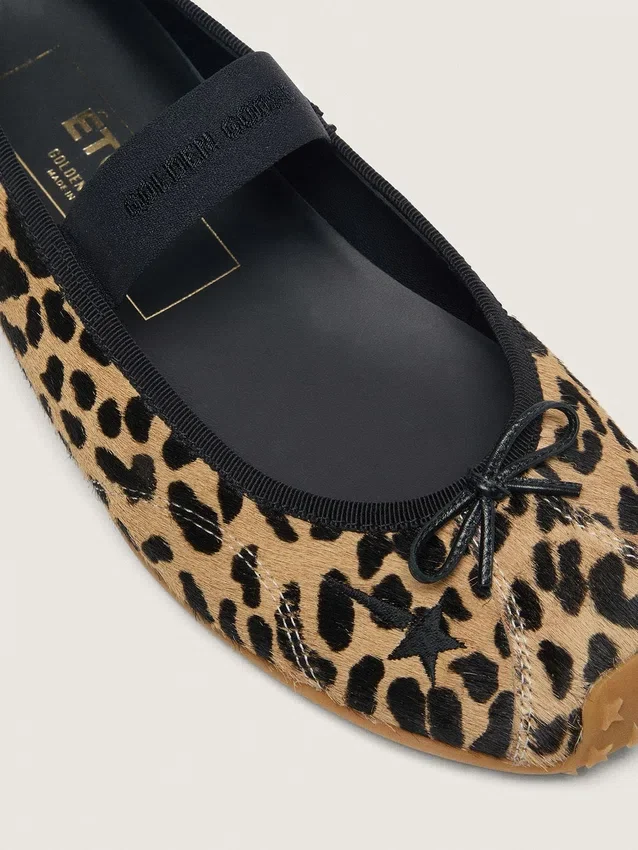 Étoile-ballerinaskor i ponnyskinn med leopardmönster, svart broderad stjärna och elastisk rem