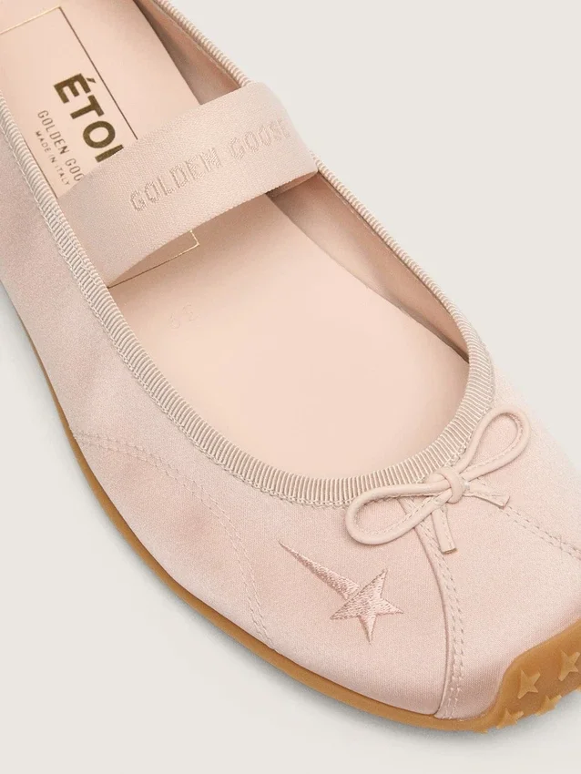 Étoile-ballerinaskor i puderrosa satin med puderrosa broderad stjärna och elastisk rem