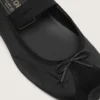 Étoile-ballerinaskor i svart satin med svart broderad stjärna och elastisk rem