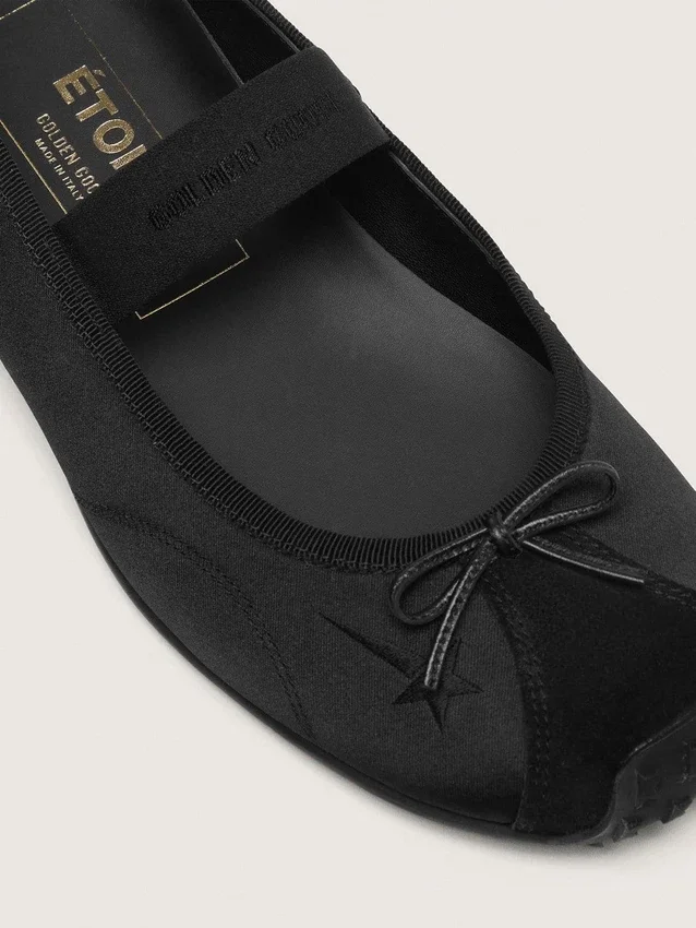 Étoile-ballerinaskor i svart satin med svart broderad stjärna och elastisk rem