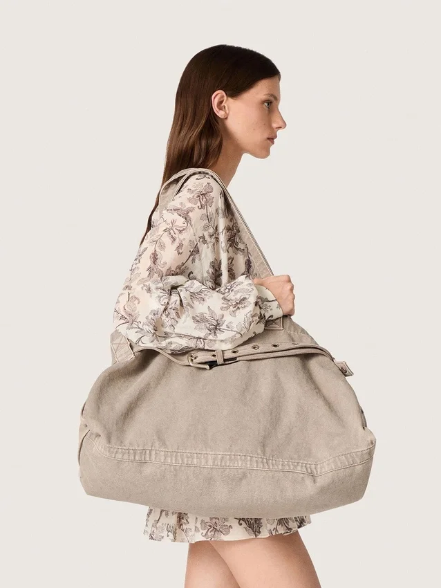 Tote-väska i antracitfärgad canvas med broderi och detaljer i antiksilver