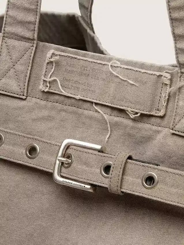 Tote-väska i antracitfärgad canvas med broderi och detaljer i antiksilver