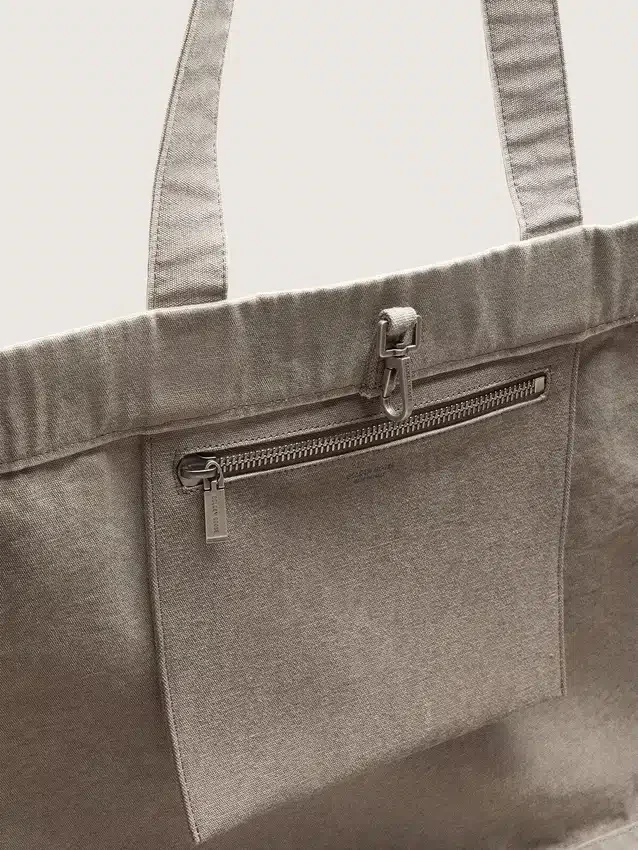 Tote-väska i antracitfärgad canvas med broderi och detaljer i antiksilver