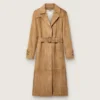 Trenchcoat med bälten för damer i sandfärgat mocka