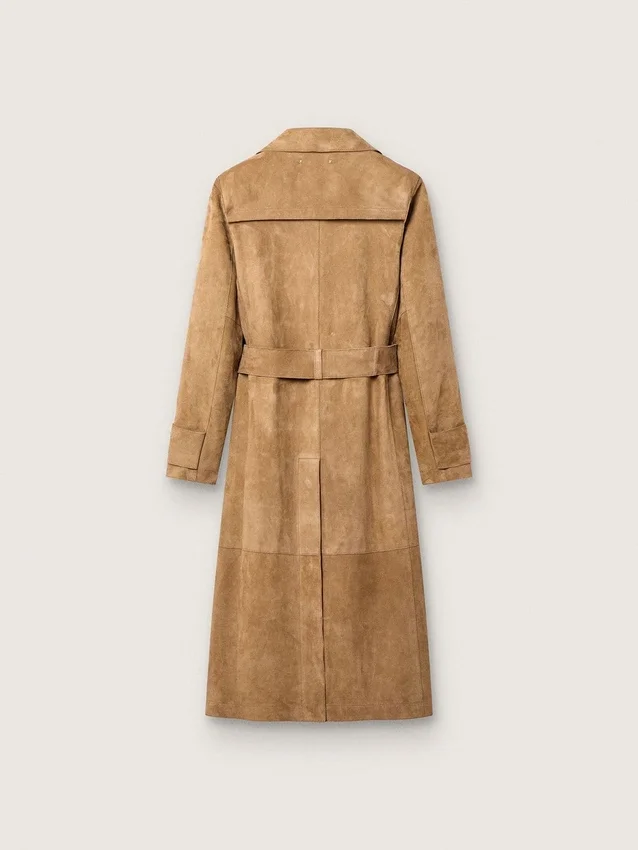 Trenchcoat med bälten för damer i sandfärgat mocka