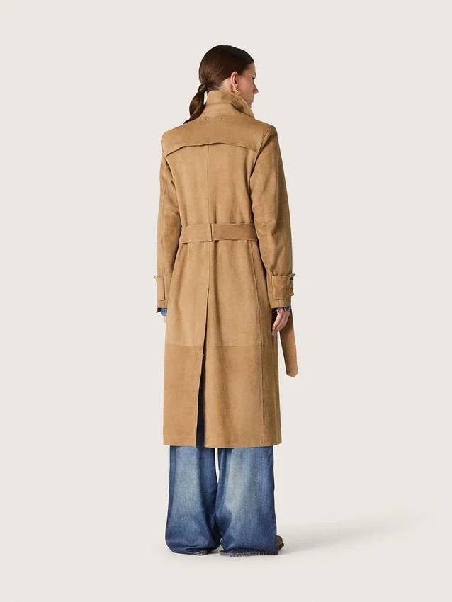 Trenchcoat med bälten för damer i sandfärgat mocka