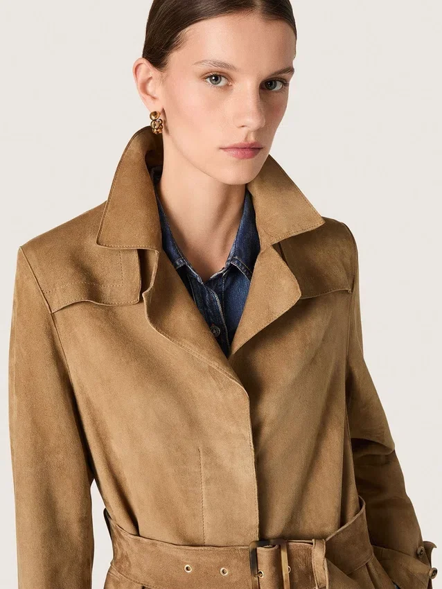 Trenchcoat med bälten för damer i sandfärgat mocka