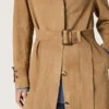 Trenchcoat med bälten för damer i sandfärgat mocka