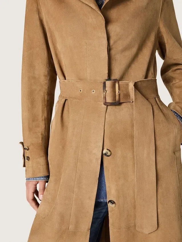 Trenchcoat med bälten för damer i sandfärgat mocka