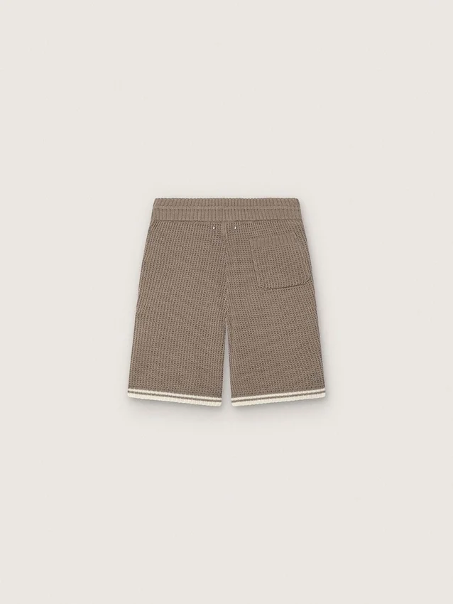Unisex-bermudashorts i duvgrå stickad tröja