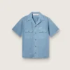 Unisex-skjorta i ljusblå denim med broderi på ryggen