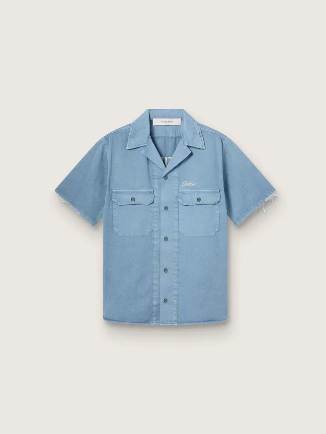 Unisex-skjorta i ljusblå denim med broderi på ryggen