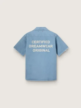 Unisex-skjorta i ljusblå denim med broderi på ryggen