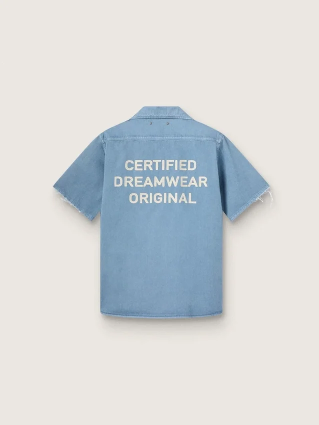 Unisex-skjorta i ljusblå denim med broderi på ryggen