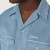 Unisex-skjorta i ljusblå denim med broderi på ryggen