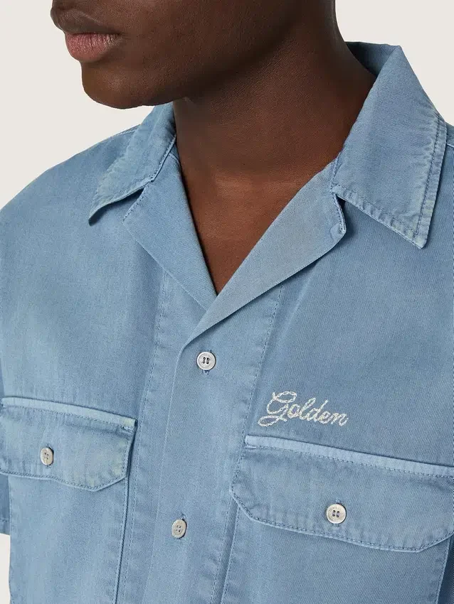 Unisex-skjorta i ljusblå denim med broderi på ryggen