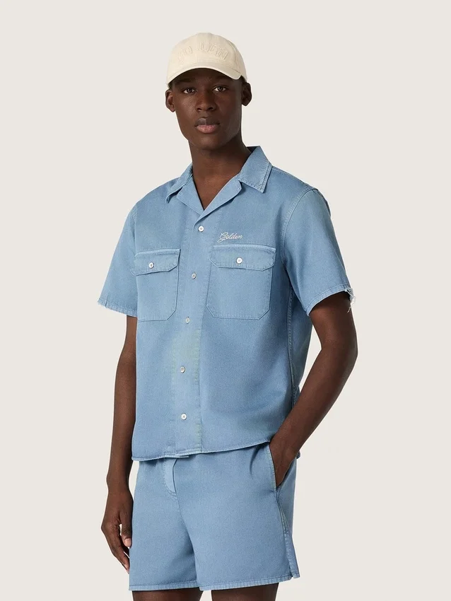 Unisex-skjorta i ljusblå denim med broderi på ryggen