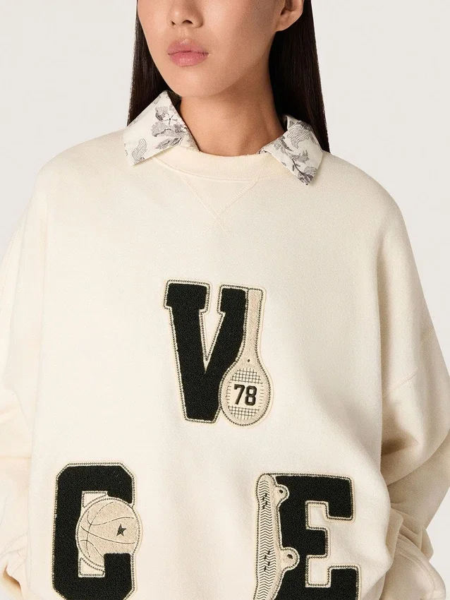 Unisex-sweatshirt i bomull i vintagevitt med broderade VCE-märken