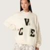 Unisex-sweatshirt i bomull i vintagevitt med broderade VCE-märken