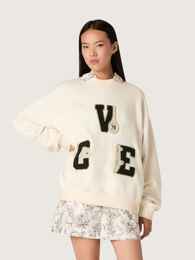 Unisex-sweatshirt i bomull i vintagevitt med broderade VCE-märken
