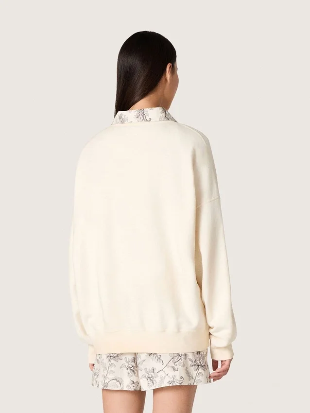 Unisex-sweatshirt i bomull i vintagevitt med broderade VCE-märken