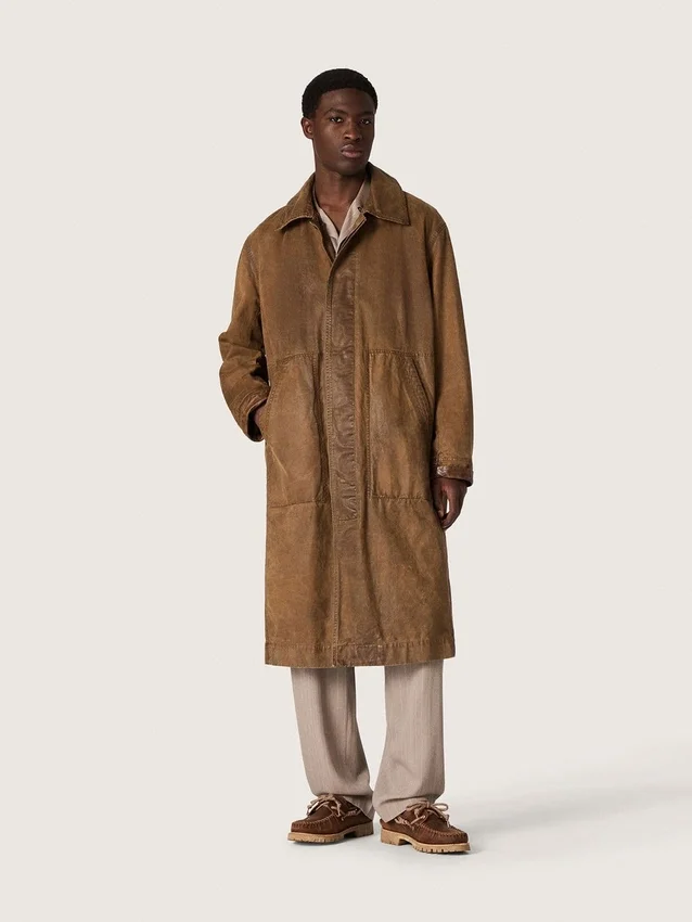Unisex-trenchcoat i brun vaxad twill med läderdetaljer