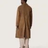 Unisex-trenchcoat i brun vaxad twill med läderdetaljer