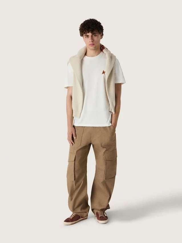 Unisex-tröja med rund hals i beige bomull med patch på framsidan och logotyp på baksidan