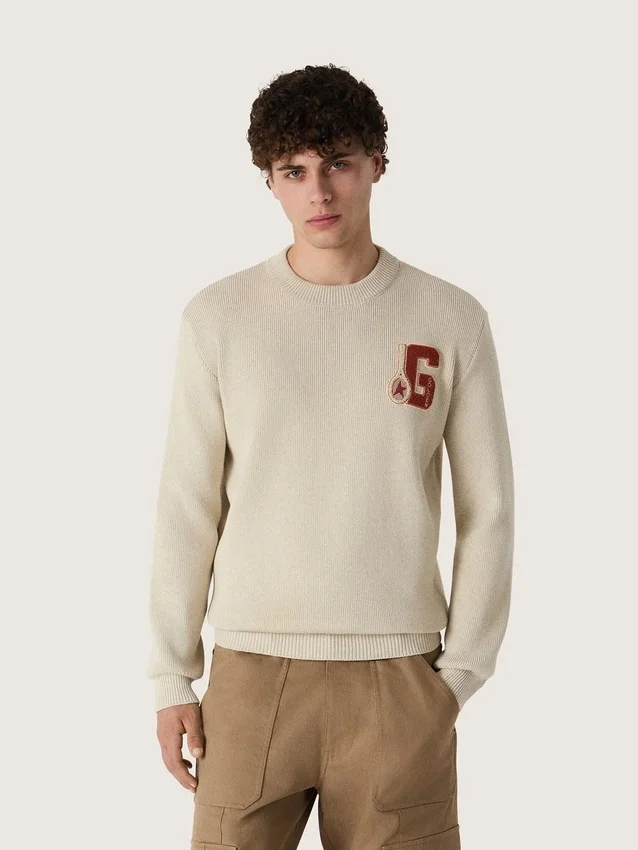 Unisex-tröja med rund hals i beige bomull med patch på framsidan och logotyp på baksidan