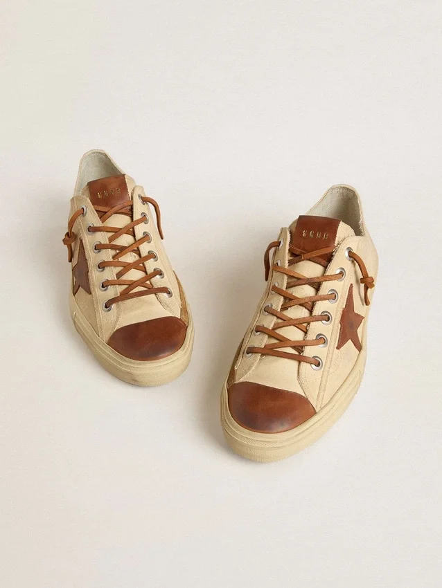 V-Star för herr i krämfärgad canvas med stjärna i tobaksfärgat läder