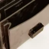 Venezia-väska i antracitgrått metalliskt läder med svarta detaljer