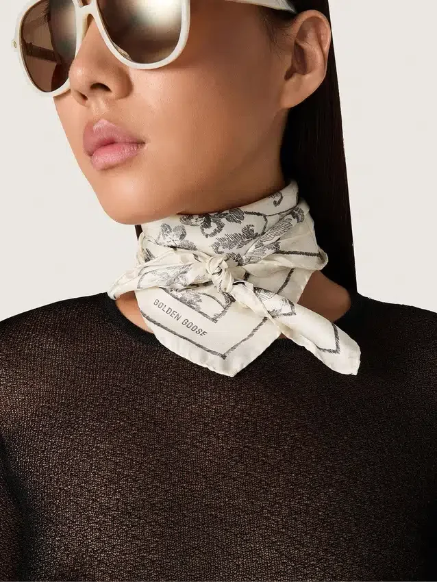 Vintage-silkescarf i vitt med svart blommönster
