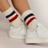Vintagevita strumpor med slitna detaljer och tvåfärgade ränder